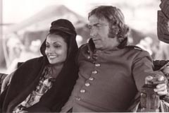 Майкл Кейн c женой Шакирой на съмках фильма Человек, который хотел быть королем (1975)